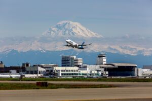 Flugzeug Vor Mount Rainier _ Credit Port Of Seattle