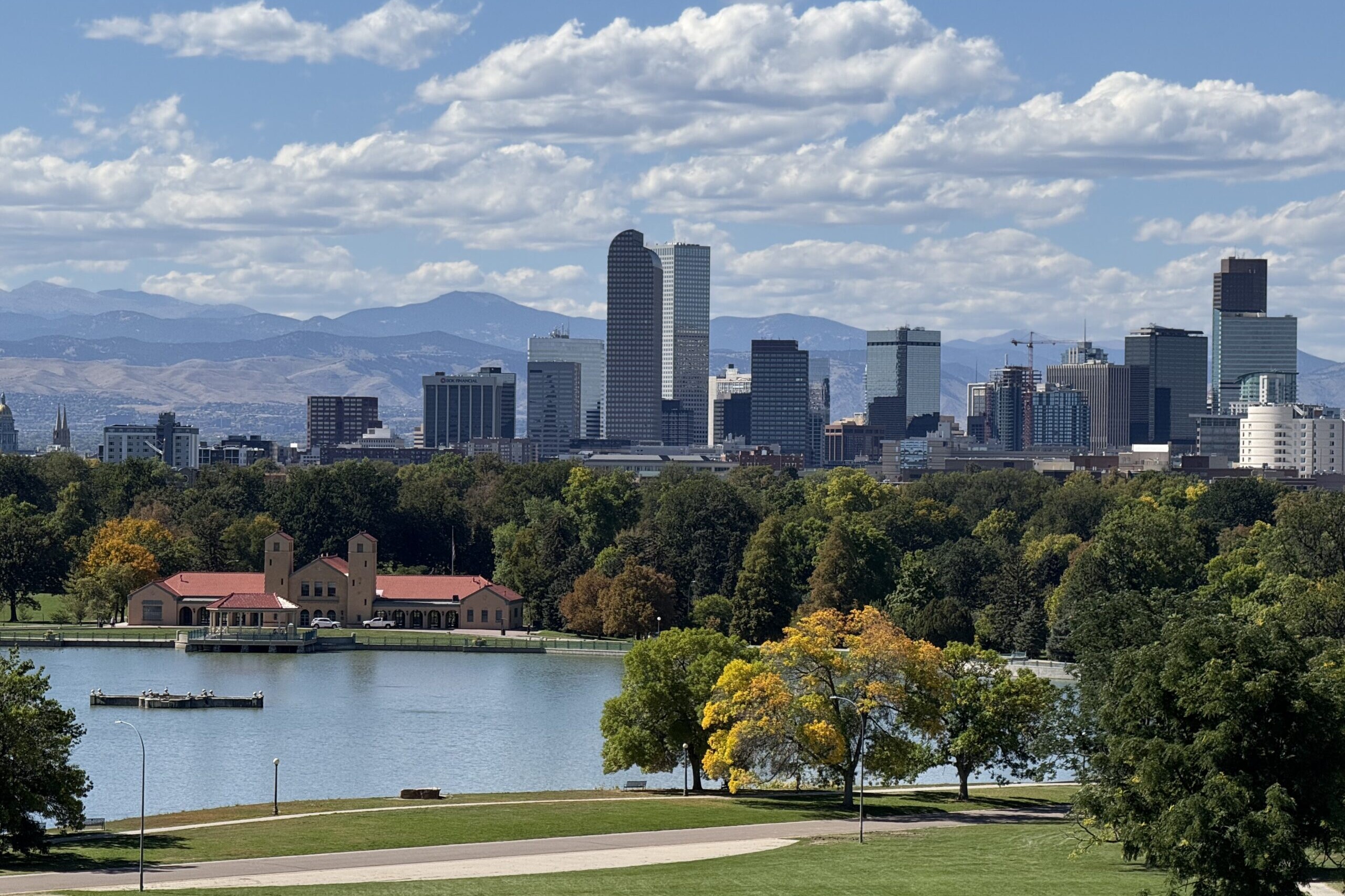 Denver Skyline mit den Rockies (c) Kathrin Berns